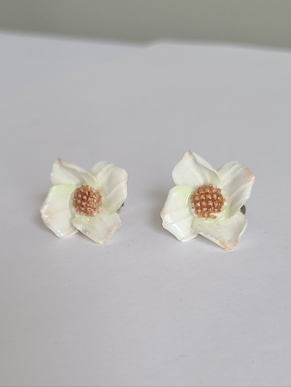 Vintage England White Flower Painted Resin Plastic Stud Clip On Earrings